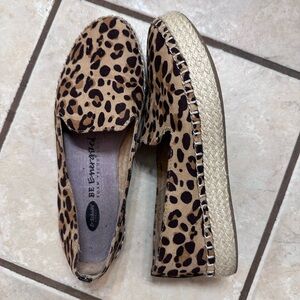 Dr Scholls Be Energized size 6 animal print slip on shoes. Super comfy